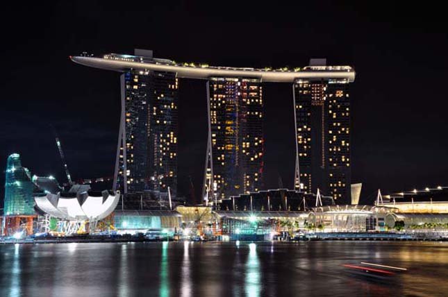 Medence a Marina Bay Sands szálloda tetején
