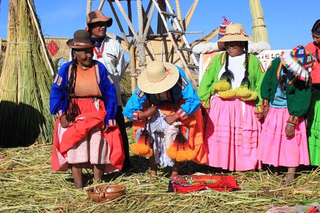 Nádszigetek a Titicaca-tavon