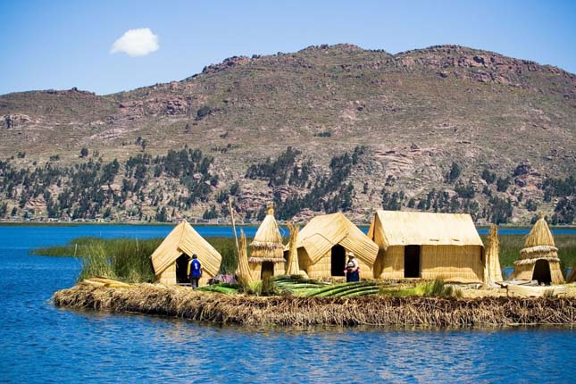 Nádszigetek a Titicaca-tavon