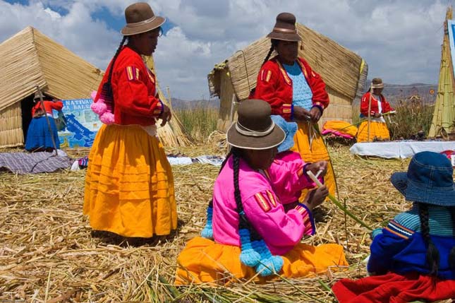 Nádszigetek a Titicaca-tavon