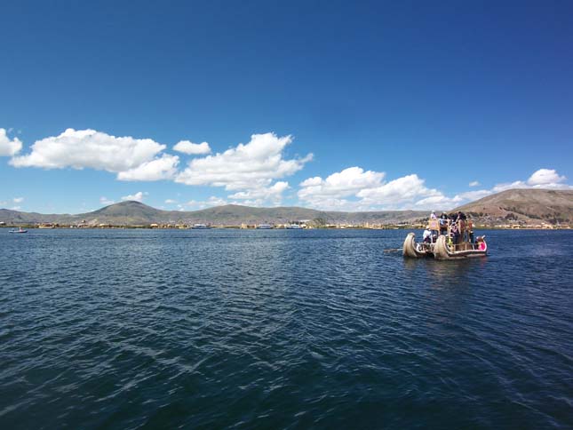 Nádszigetek a Titicaca-tavon