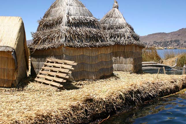 Nádszigetek a Titicaca-tavon