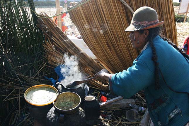 Nádszigetek a Titicaca-tavon