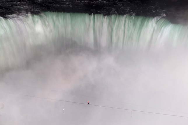 Kötéltáncos a Niagara-vízesés felett