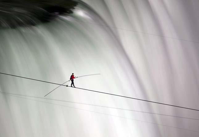 Kötéltáncos a Niagara-vízesés felett