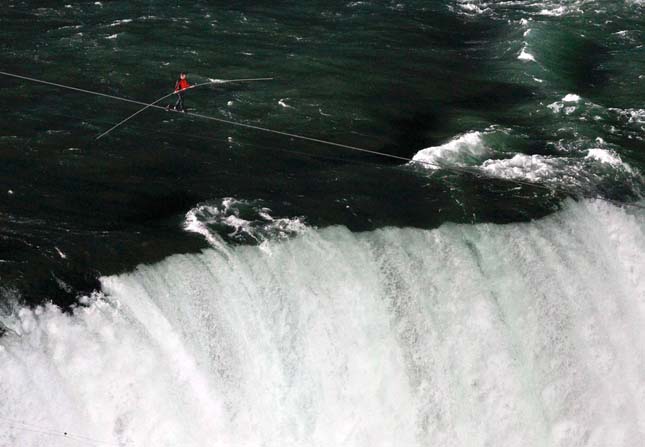 Kötéltáncos a Niagara-vízesés felett