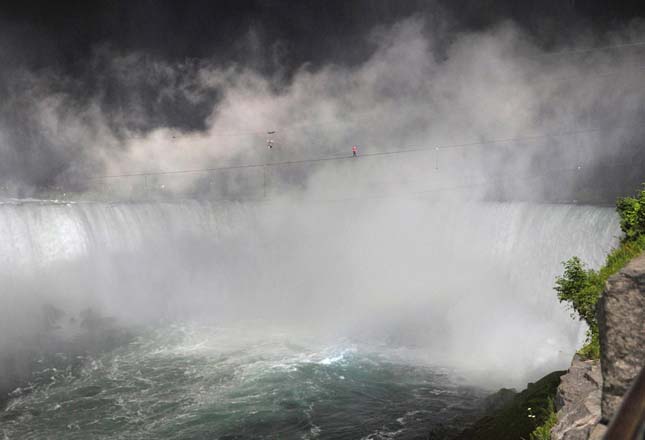 Kötéltáncos a Niagara-vízesés felett