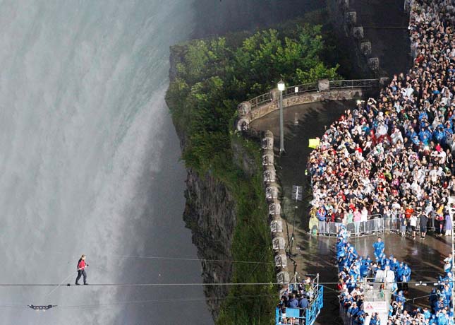 Kötéltáncos a Niagara-vízesés felett