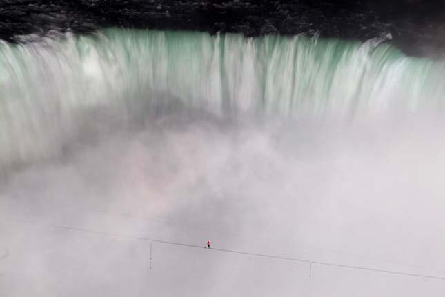 Kötéltáncos a Niagara-vízesés felett