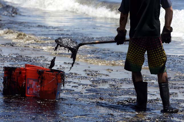 Nagy mennyiségű olaj ömlött a tengerbe Kaliforniánál