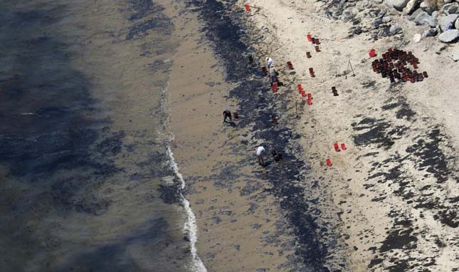 Nagy mennyiségű olaj ömlött a tengerbe Kaliforniánál