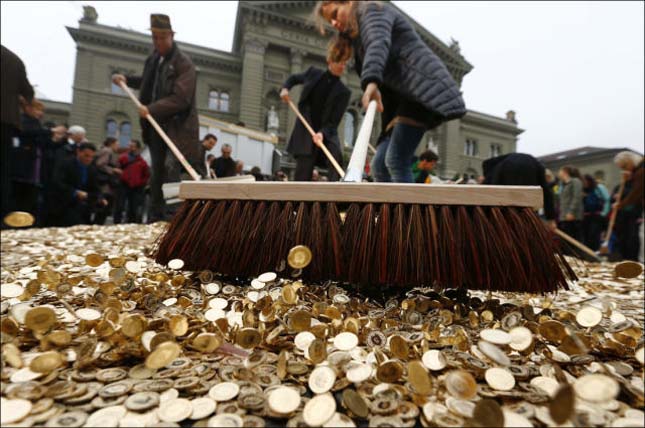 Svájcban 15 tonna pénzt borítottak az utcára
