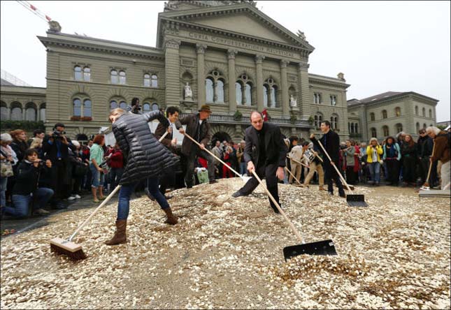 Svájcban 15 tonna pénzt borítottak az utcára