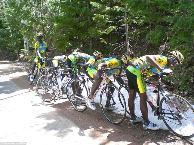 Ruandai kerékpáros csapat havat lát