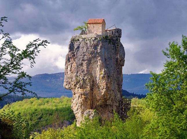 Sziklára épült várak és templomok