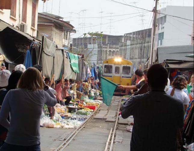 Thai piac, amin egy vasúti sín halad át