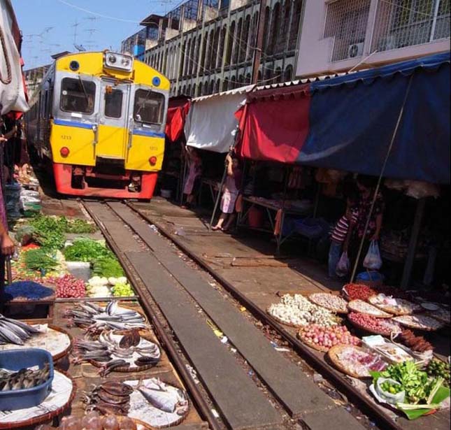 Thai piac, amin egy vasúti sín halad át