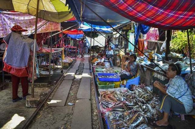 Thai piac, amin egy vasúti sín halad át