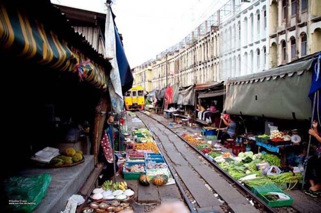 Thai piac, amin egy vasúti sín halad át