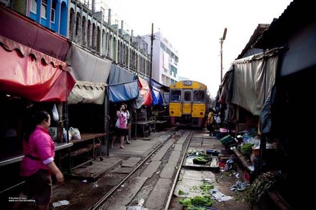 Thai piac, amin egy vasúti sín halad át