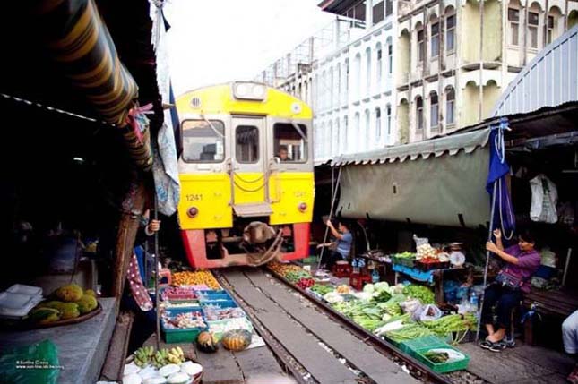 Thai piac, amin egy vasúti sín halad át