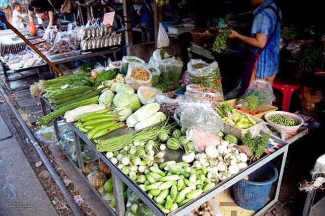 Thai piac, amin egy vasúti sín halad át