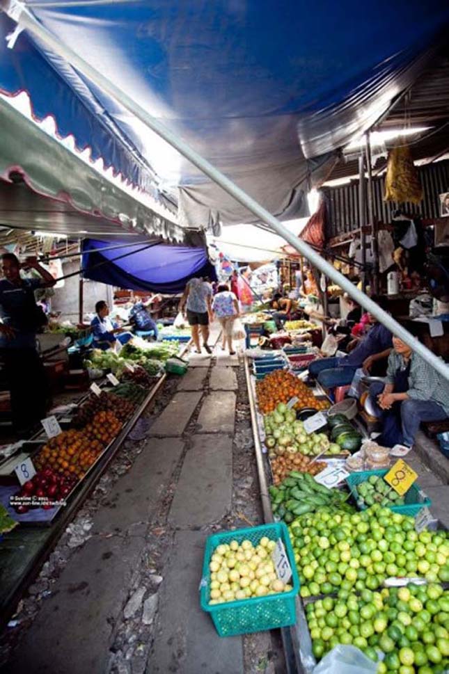 Thai piac, amin egy vasúti sín halad át