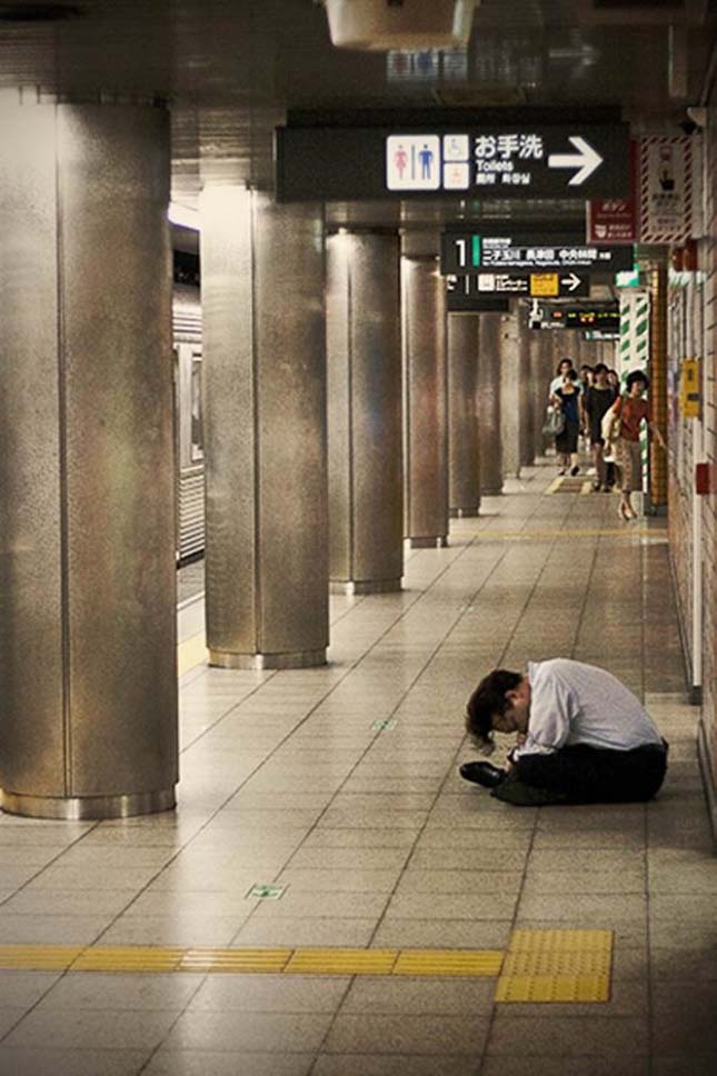 Alvó japán dolgozók