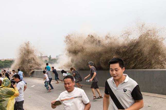 Toló árhullám a Qiantang folyón