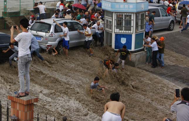 Toló árhullám a Qiantang folyón