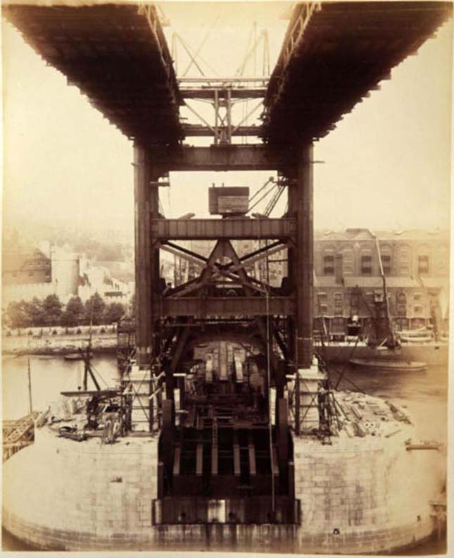 A Tower Bridge 120 éves képeken