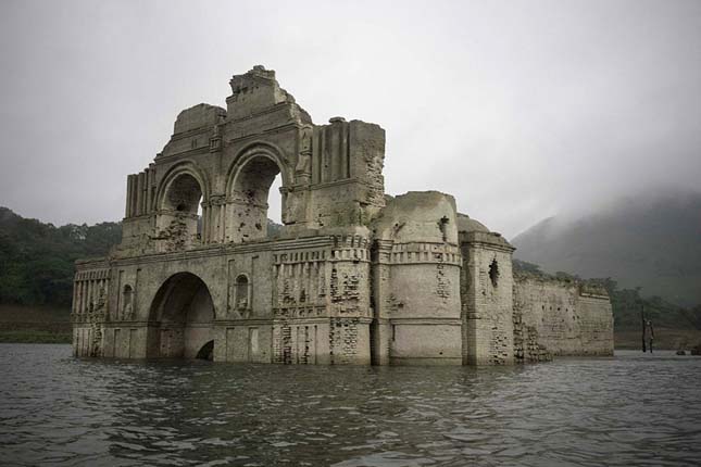 Előbukkant egy templom a víz alól