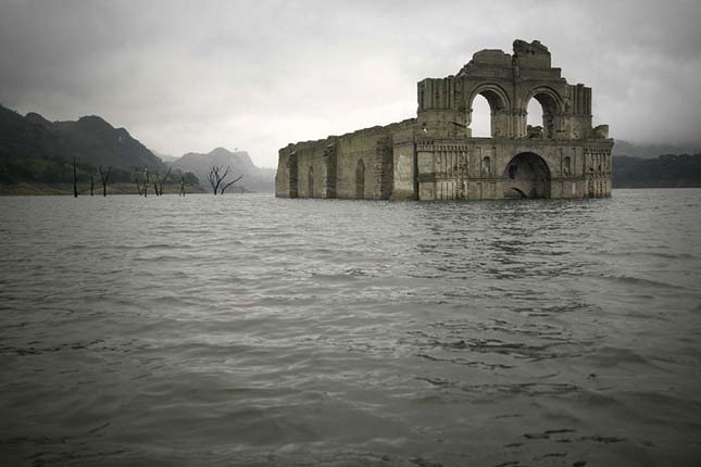 Előbukkant egy templom a víz alól