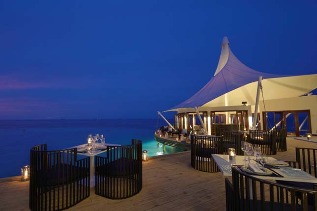 A Maldív-szigeteken nyitották meg a világ első víz alatti bárját