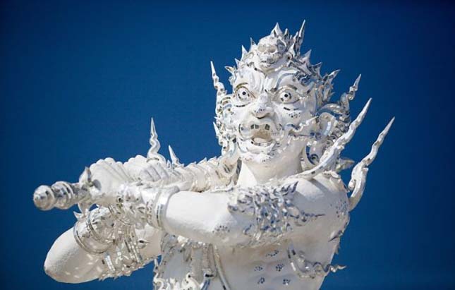 Wat Rong Khun buddhista templom