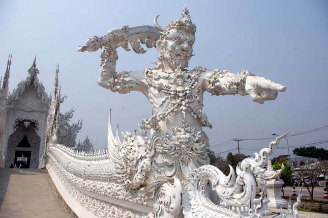 Wat Rong Khun buddhista templom