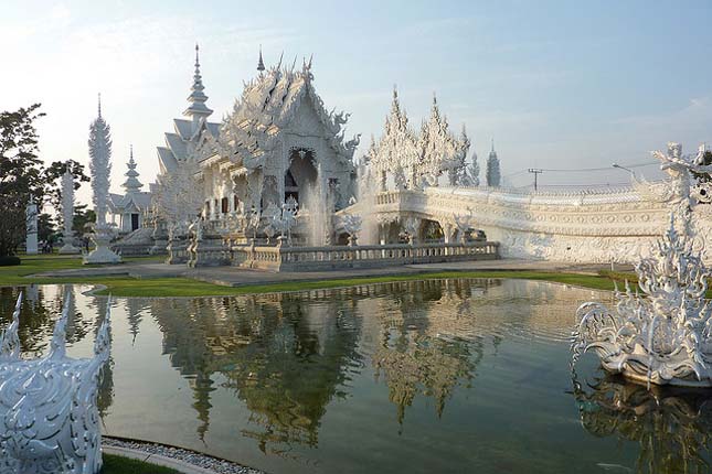 Wat Rong Khun buddhista templom