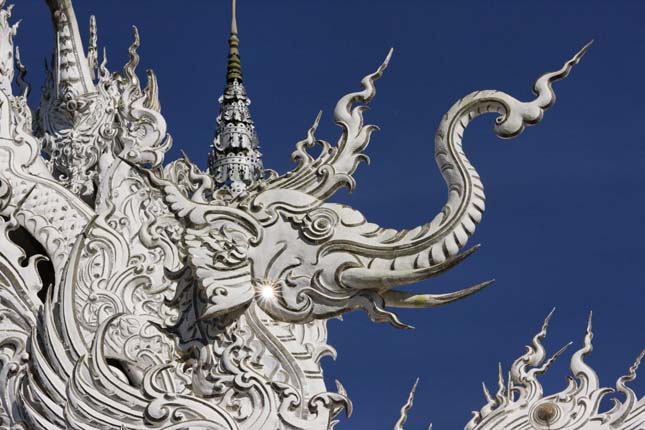 Wat Rong Khun buddhista templom