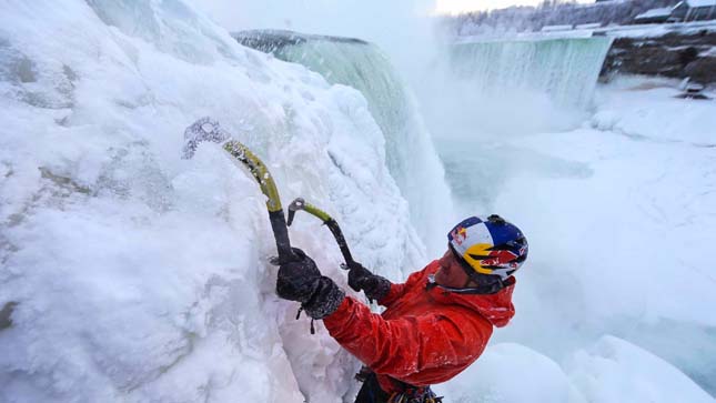 Megmászták a befagyott Niagara-vízesést