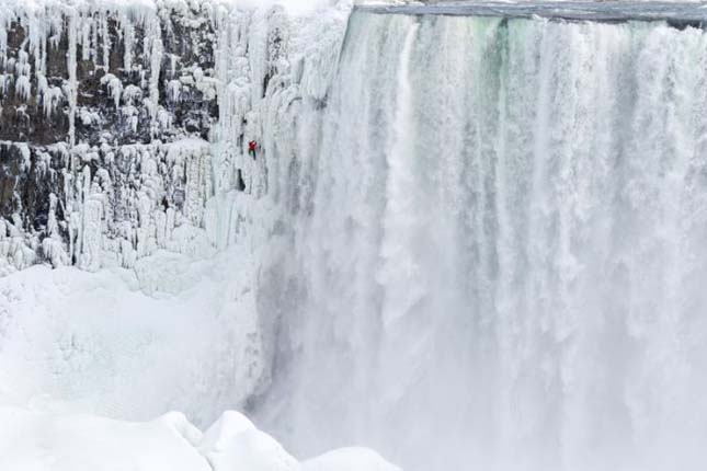 Megmászták a befagyott Niagara-vízesést
