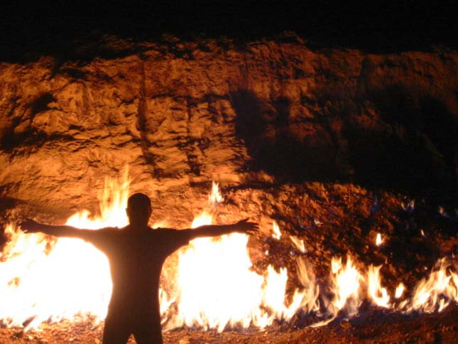 Yanar Dag, égő hegy Azerbajdzsánban