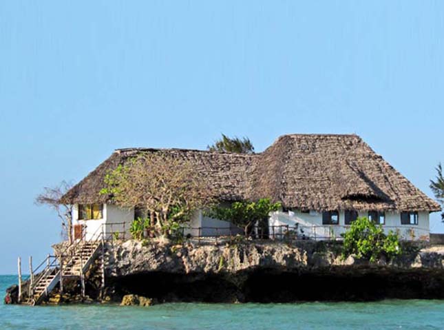 Étterem az óceánon Zanzibár szigete mellett