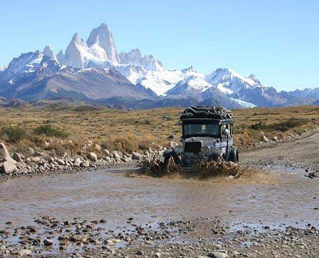 Autóval utazza be a világot egy argentin család