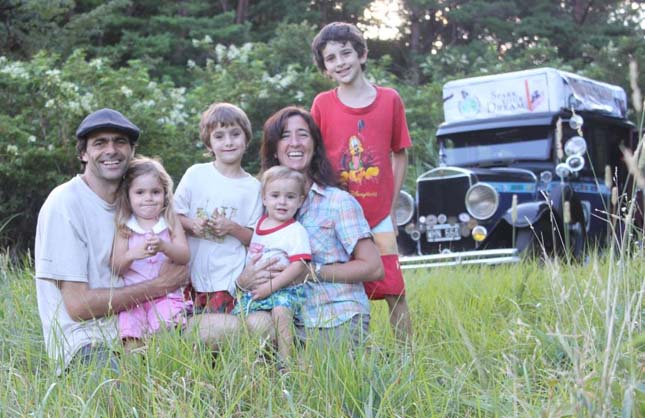 Autóval utazza be a világot egy argentin család