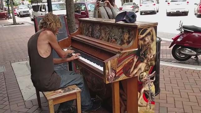 Zongorázó hajléktalan