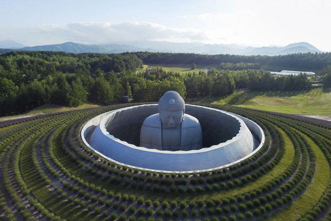 Levendulamező öleli körbe a hatalmas Buddha szobrot