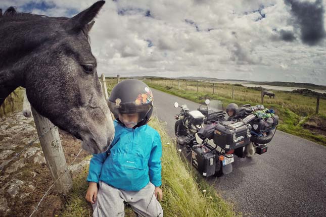 Motorral járta be Európát egy család