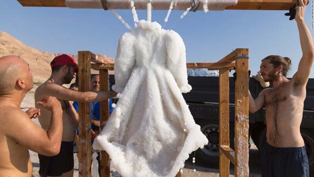 Sószoborrá változott a ruha a Holt-tengerben