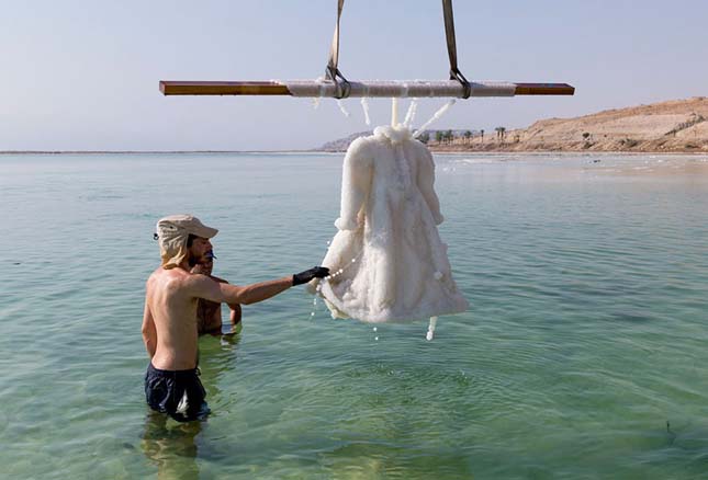 Sószoborrá változott a ruha a Holt-tengerben