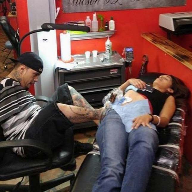 Karok nélküli tetoválóművész